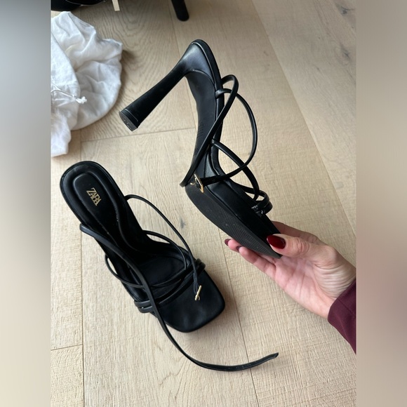 Black strappy heels - Picture 5 of 7